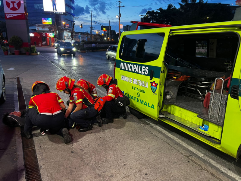 Motorista lesionado en accidente de tránsito en zona 10