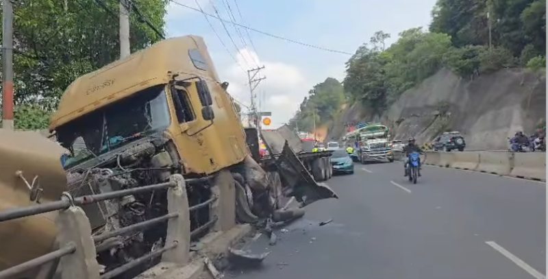 Choque entre tráiler y automóvil complica tránsito en ruta a El Salvador