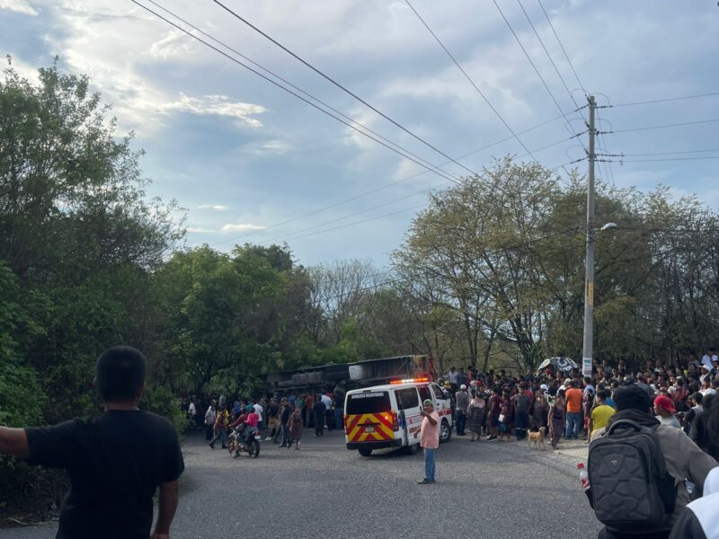 Bus vuelca y deja al menos 25 heridos en San Juan Sacatepéqu