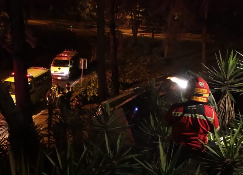 Vehículo vuelca en zona 5; tres personas fueron atendidas po