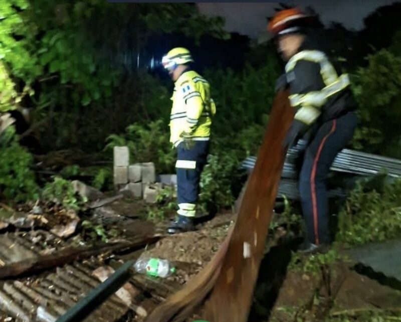 Crecida de río arrastra vivienda con tres personas en Santa Rosa