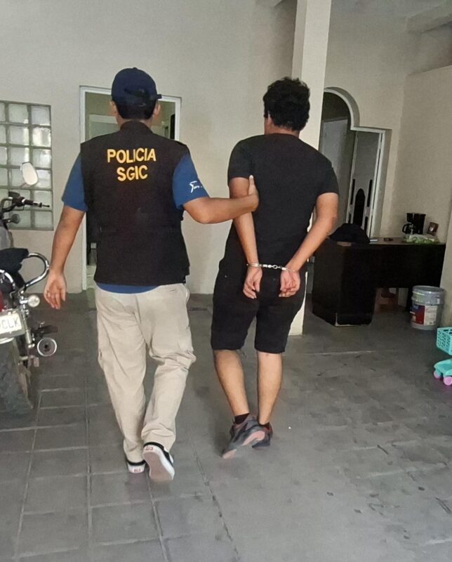 Capturan a dos personas, decomisan armas y droga en allanamientos