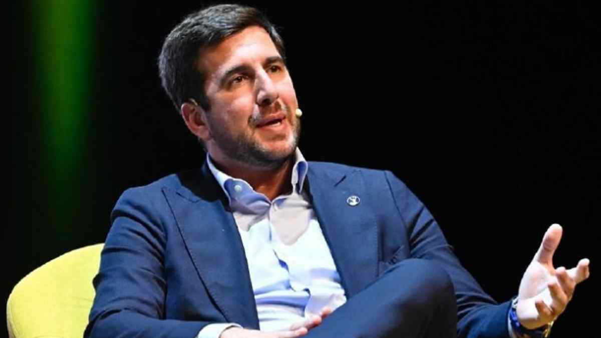 Enrique Riquelme presenta a Fernando Hierro como parte de su proyecto deportivo