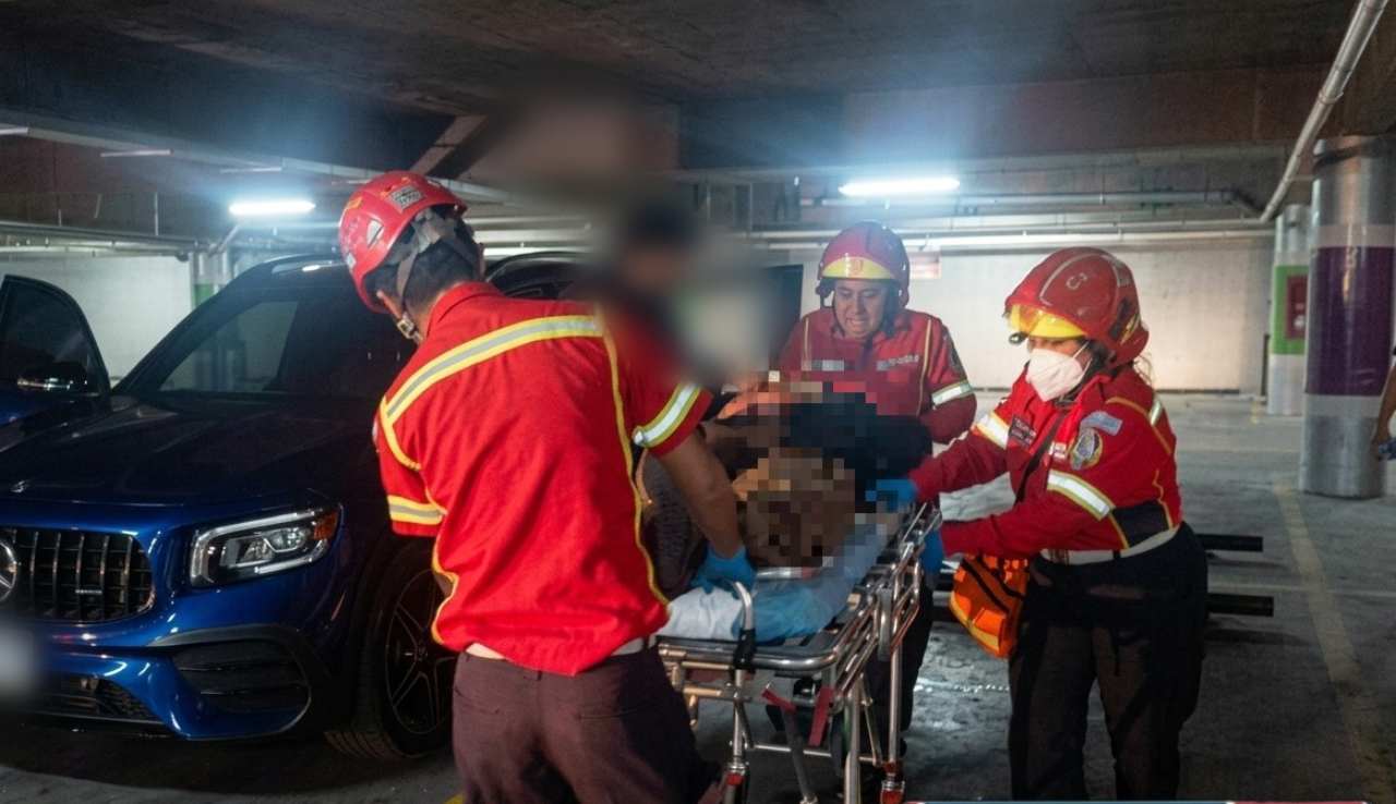 Joven de 19 años con herida de bala en la cabeza es hallado dentro de vehículo en zona 11