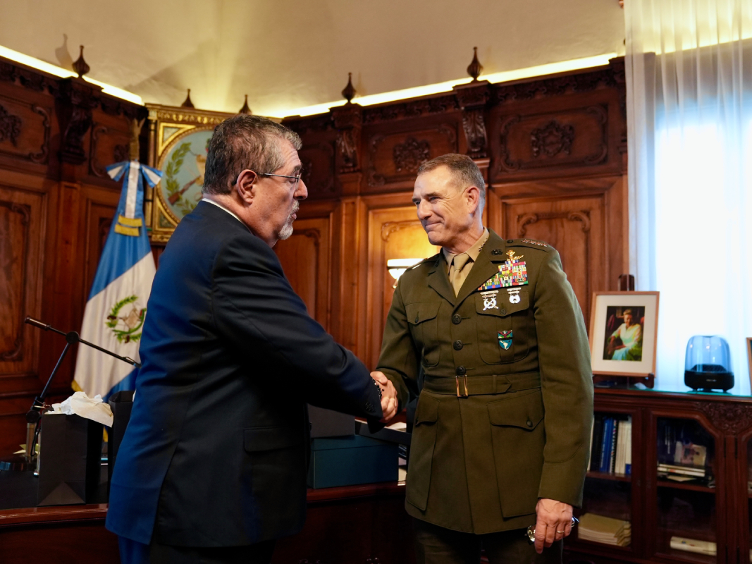 Jefe del Comando Sur de EE.UU. llega a Guatemala y se reúne con el Presidente Arévalo