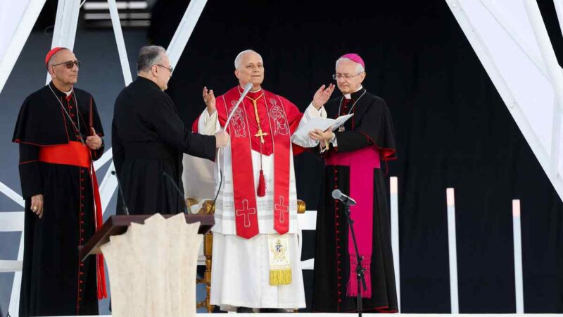 El papa protagoniza un encuentro con Bad Bunny durante su vi