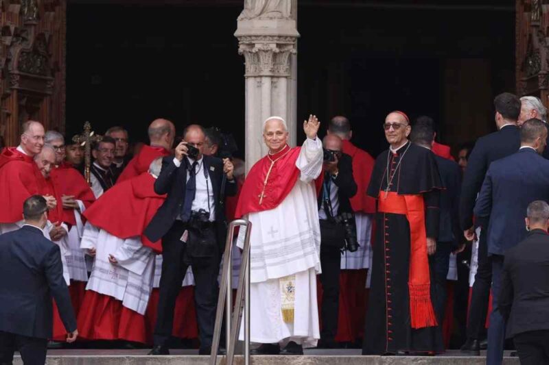 Miles de fieles se congregan para recibir al papa 