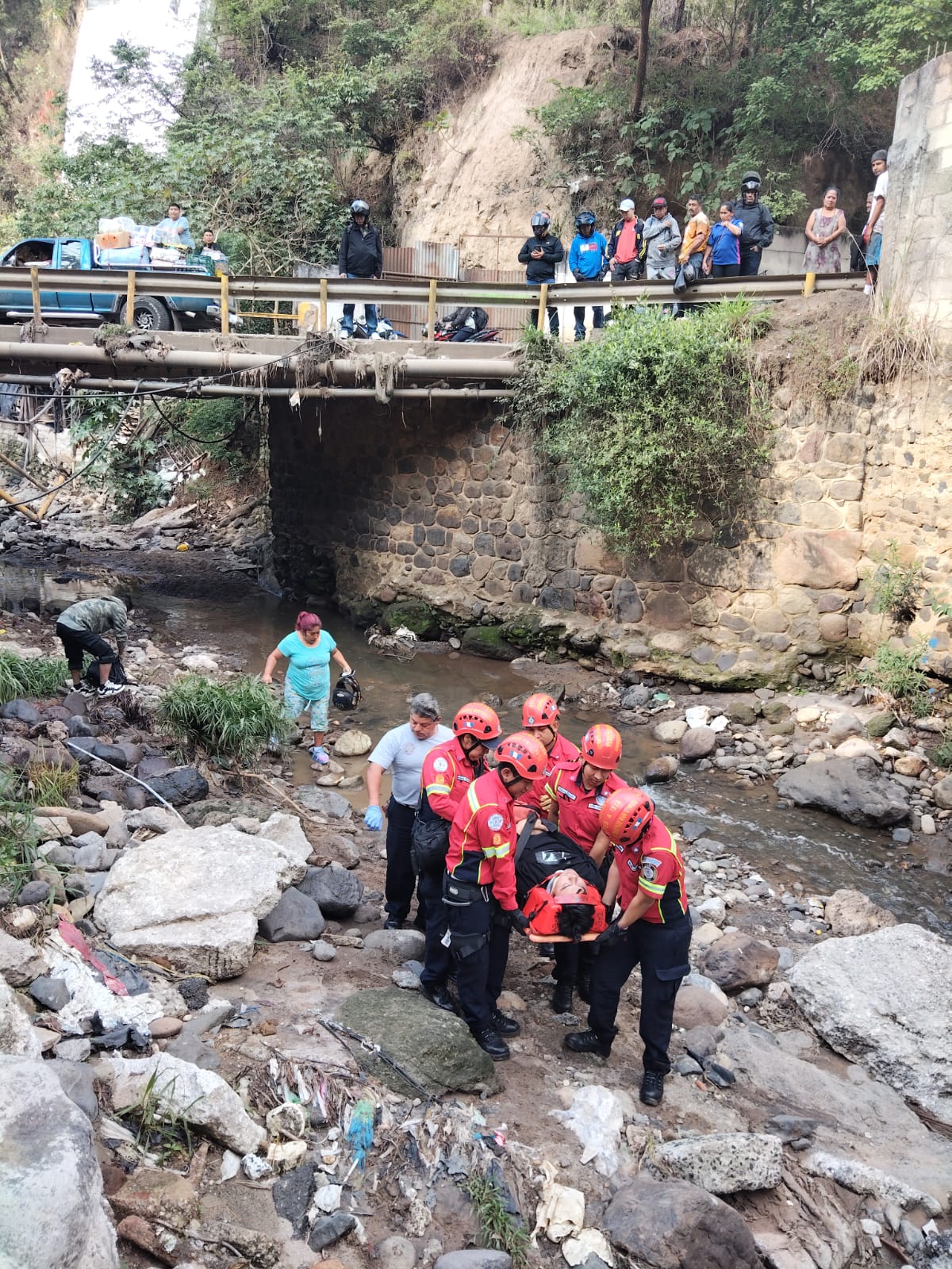 Motorista se accidenta y termina debajo de puente en zona 24