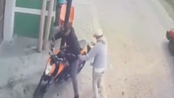 Así fue el hurto de una motocicleta en San Raymundo