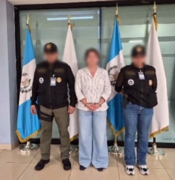 Juez anula orden de captura y se inhibe en caso de exvicecónsul acusada de parricidio