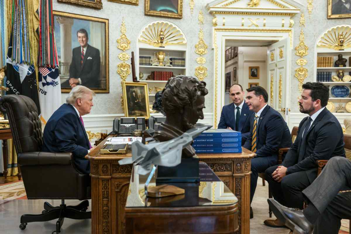 Trump dedica elogios a Flávio Bolsonaro tras un reciente encuentro en Washington