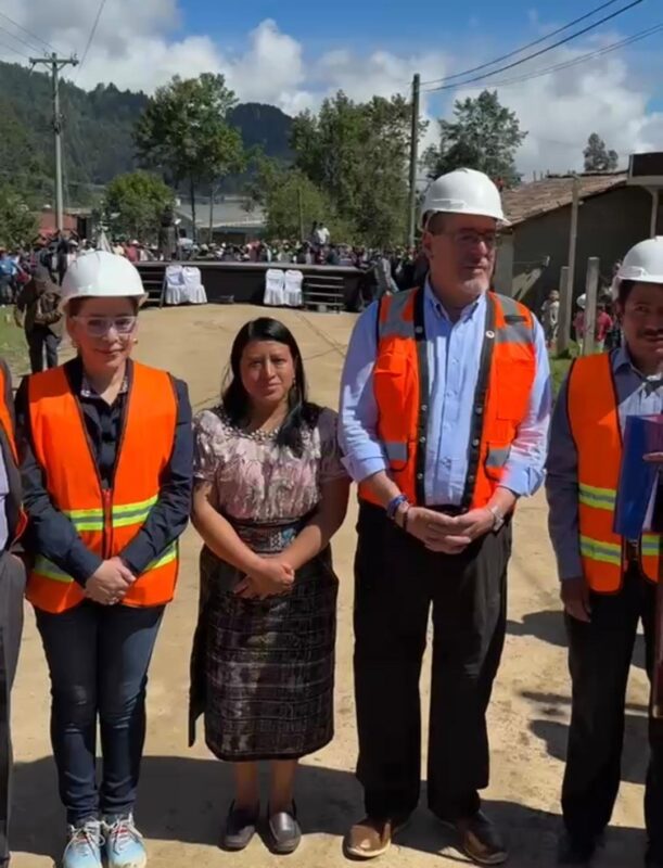 Presidente da inicio a construcción de obra vial en Quetzaltenango