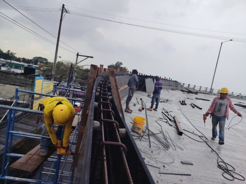 Extienden cierre vehicular por construcción de paso a desnivel en Calzada Roosevelt