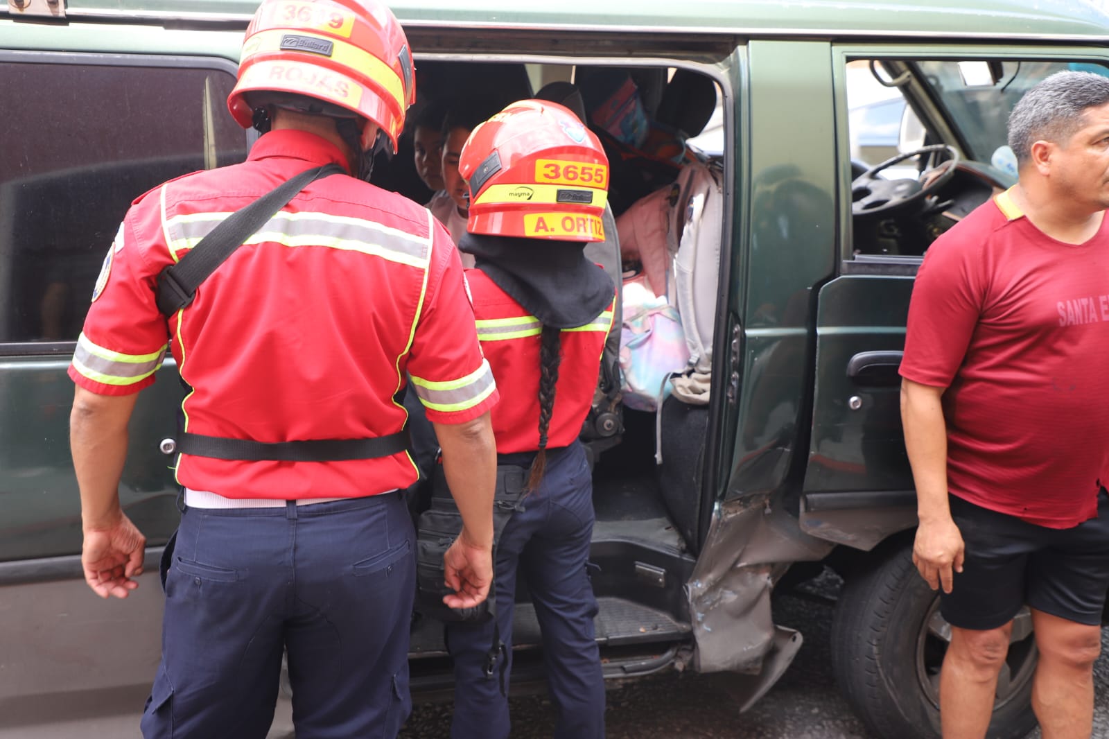 Niños con crisis nerviosa tras colisionar bus escolar