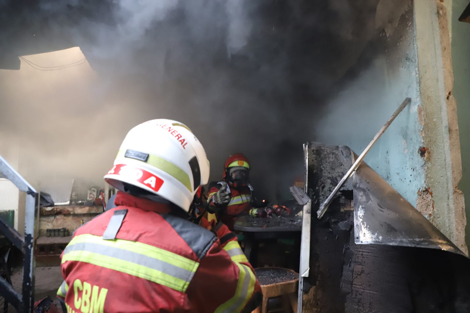 Dos heridos durante incendio estructural en zona 1