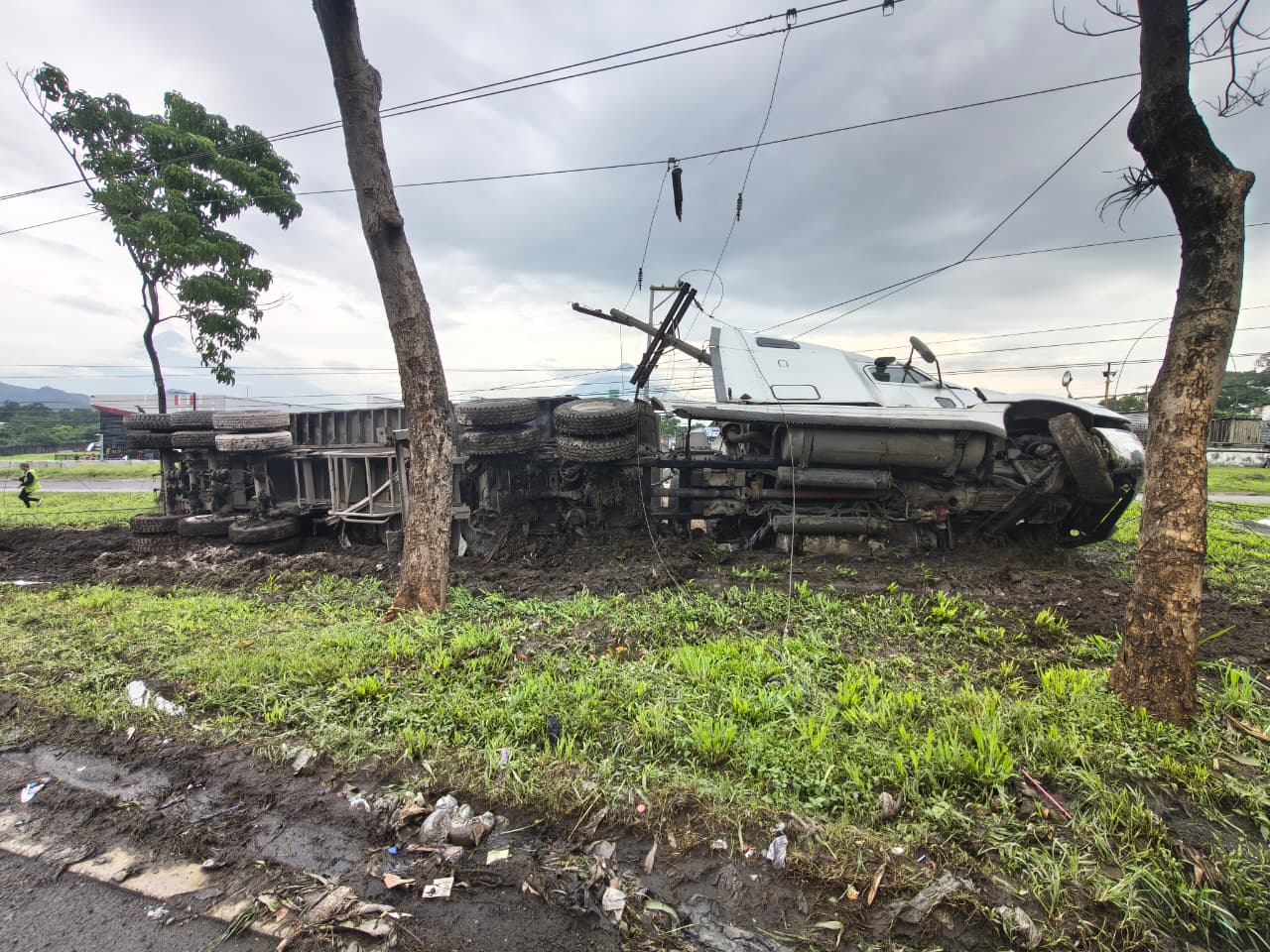 Vehículo de transporte pesado vuelca y colisiona p