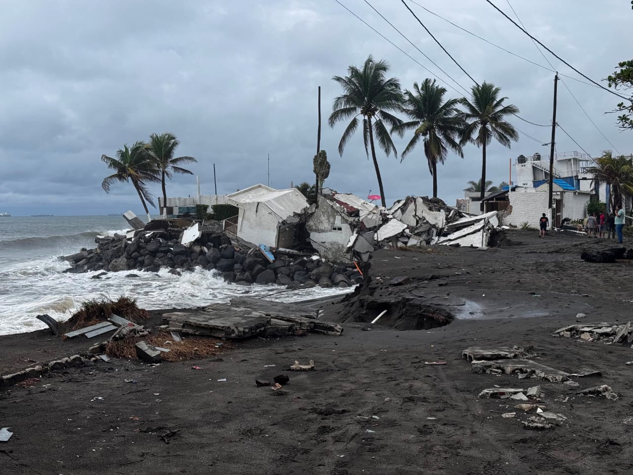 Fuerte oleaje destruye chalets y causa alerta en p