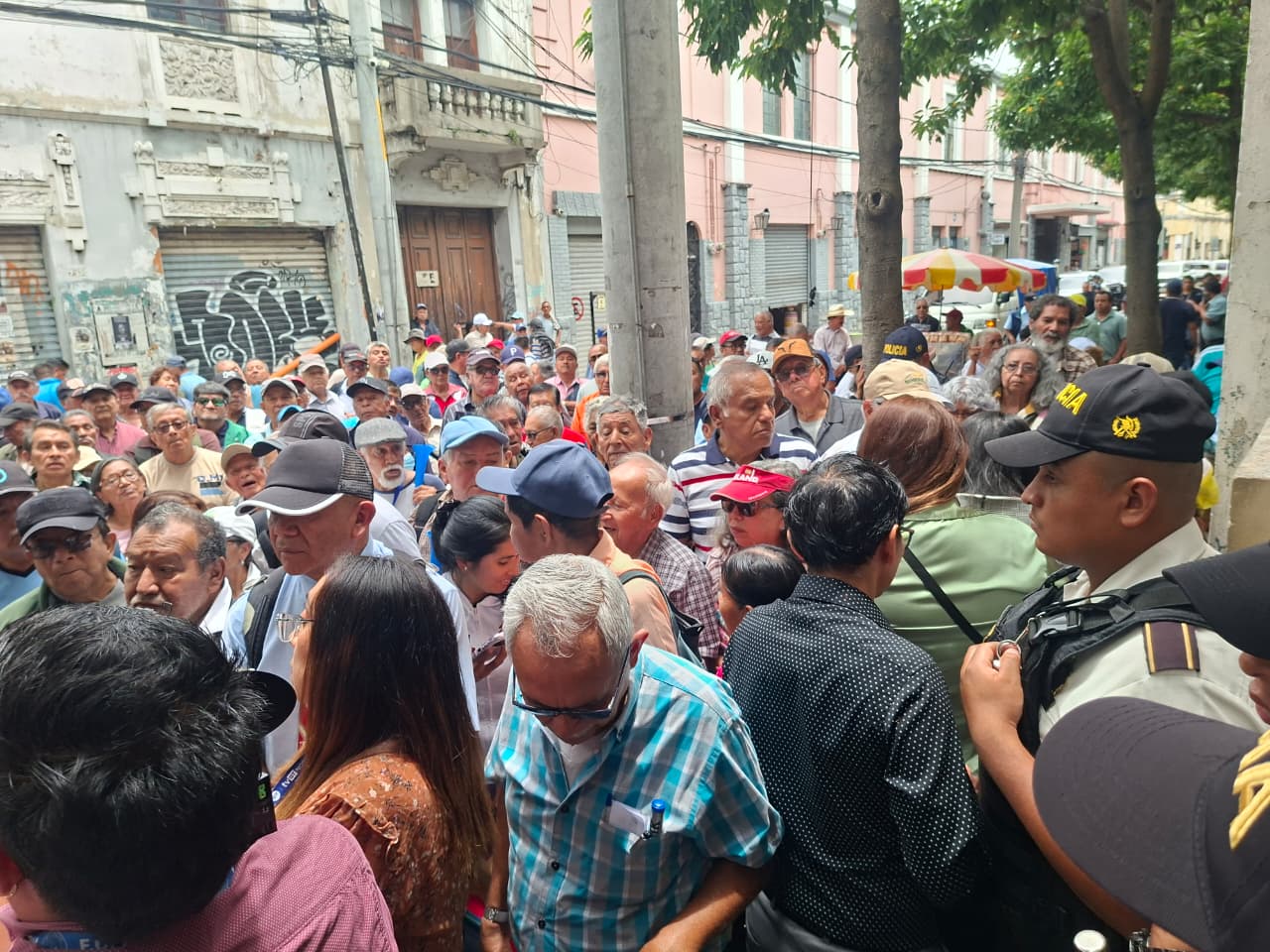 Jubilados y pensionados del IGSS manifiestan frent