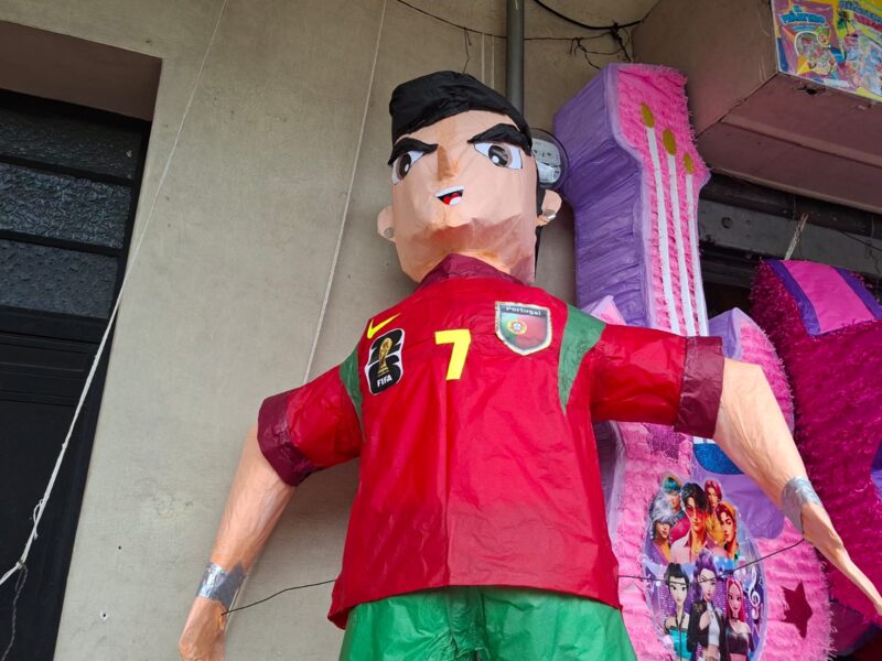 Piñatas mundialistas impulsan ventas por fiebre de
