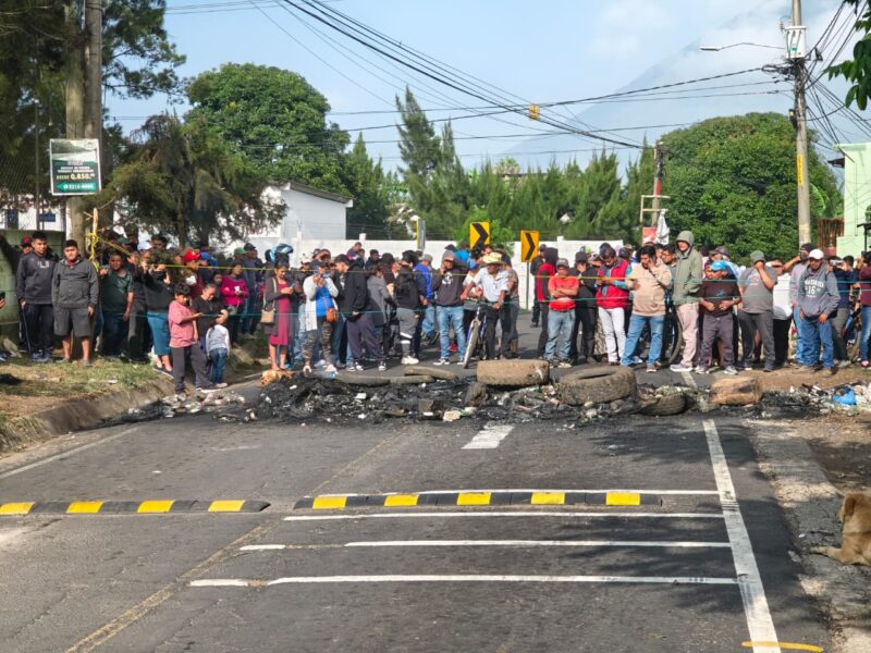 Vecinos de aldea de Villa Canales protestan por alza al pasaje