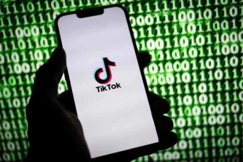 Bruselas dice que los menores pueden elegir que sus cuentas sean públicas, lo que significa que cualquier usuario, incluso aunque no tenga un perfil en TikTok, puede ver el contenido que publican.