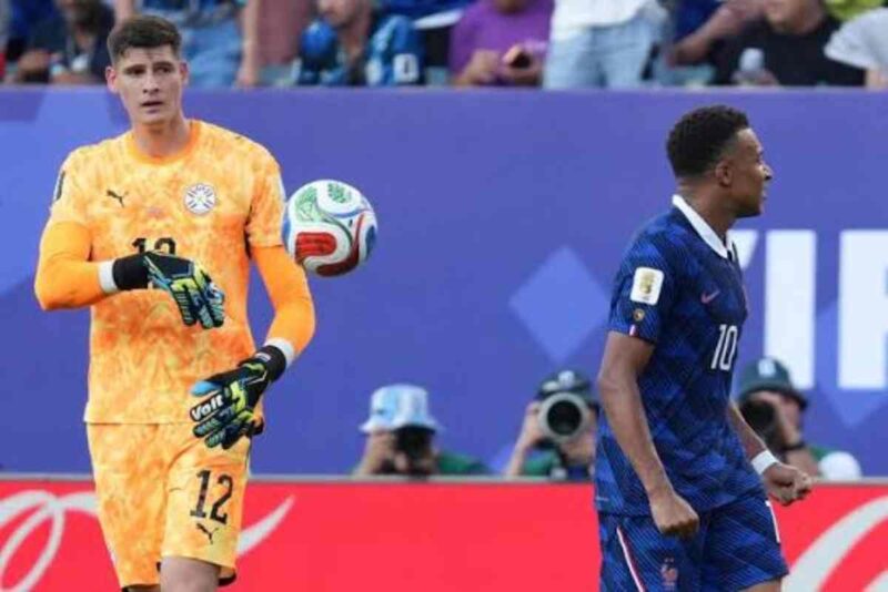 El arquero, de 26 años, destacó la trayectoria de Mbappé y lo describió como un “excelente jugador”.