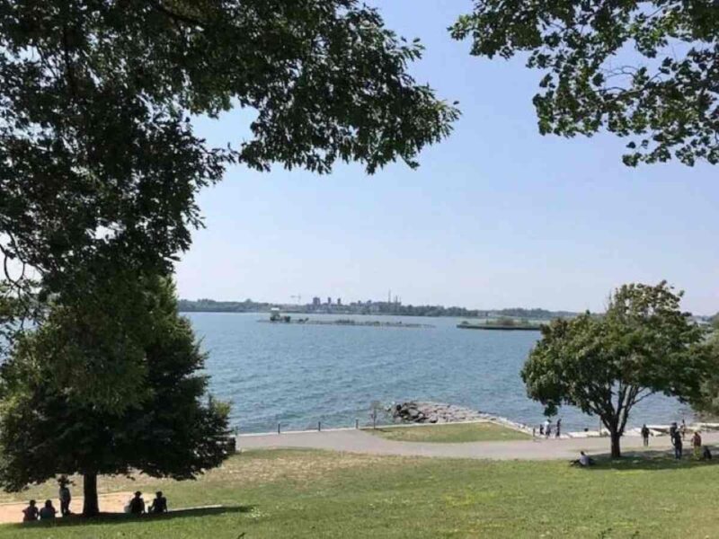 El lago Ontario es el de menor superficie de los cinco Grandes Lagos de Norteamérica. Sus aguas, que bordean la provincia de Ontario y el estado de Nueva York, forman parte de la frontera entre Canadá y Estados Unidos.
