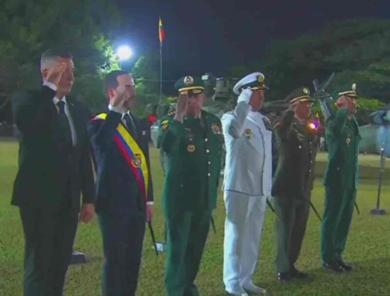 Durante su campaña a la Presidencia, De la Espriella desarrolló un discurso marcado por simbologías cercanas a las Fuerzas Militares como el típico saludo con la mano derecha en la frente y la frase “firmes por la patria”.