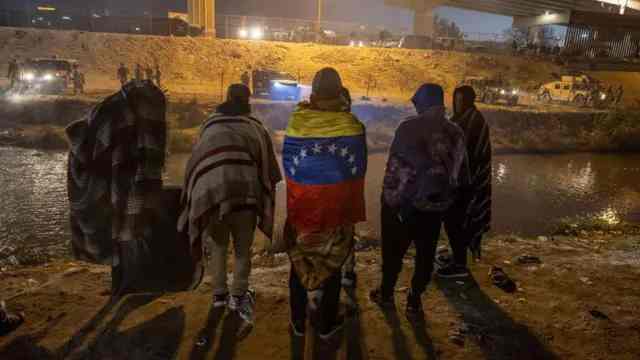 La terminación del TPS decretada en 2025 sigue impugnada ante la Corte Suprema. Unos 1.2 millones de personas de origen venezolano vivían en Estados Unidos en 2024, más del 40 % de ellas en Florida