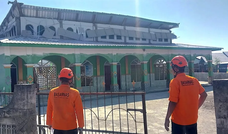 Dos técnicos evalúan los daños provocados por el terremoto en Mbay. EFE/EPA/Agencia Nacional de Búsqueda y Rescate de Indonesia