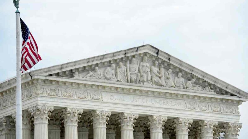 La decisión del Supremo deja en suspenso los fallos de tribunales inferiores que exigían informar a los migrantes sobre el país al que serían enviados y darles la posibilidad de impugnar su traslado antes de la expulsión,