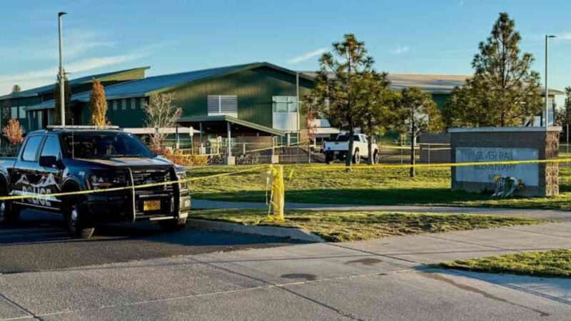 Las autoridades de la ciudad de Bend, donde ocurrió el ataque, se personaron este viernes en el domicilio familiar del adolescente para registrar entre sus objetos personales en busca de indicios o registros de búsquedas en internet