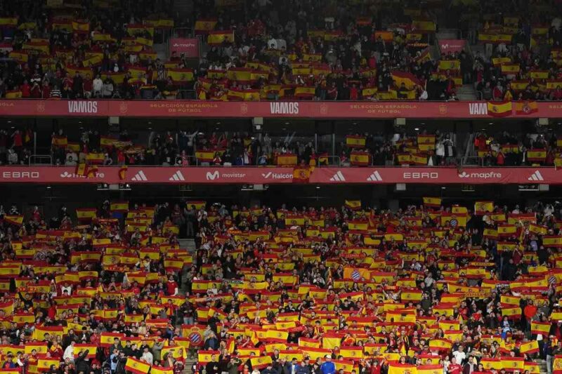 El pasado 4 de agosto la Comisión de Disciplina sancionó a España con una multa de 20 mil dólares y la clausura parcial, de al menos el 15 por ciento del aforo, del estadio en el que juegue su próximo partido amistoso