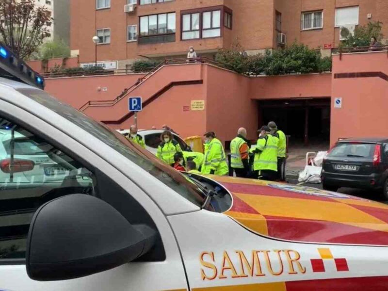 La agresión tuvo lugar poco antes de las 15:00 hora local (13:00 GMT), según informó Emergencias Madrid y la Jefatura Superior de Policía de Madrid.