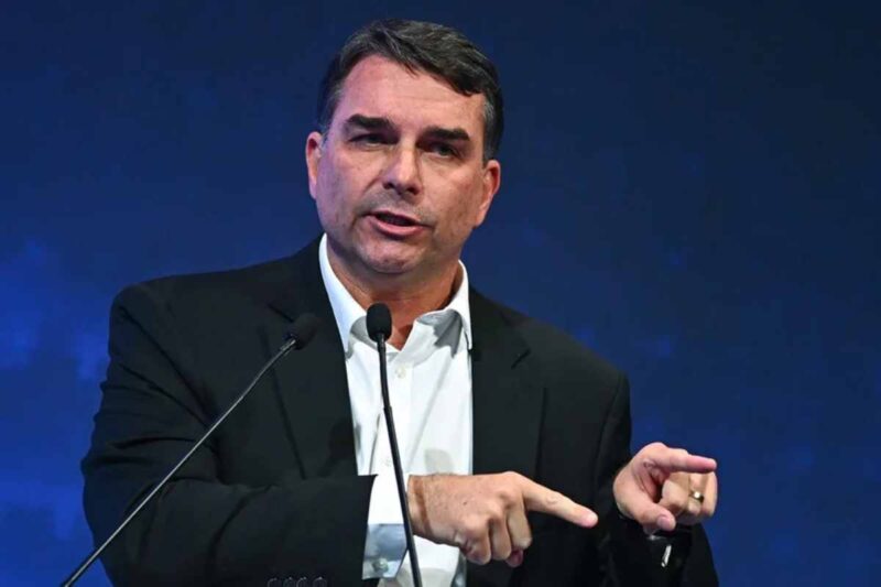 El primogénito del exmandatario Jair Bolsonaro perderá, además, su escaño en la Cámara Alta en febrero próximo, cuando arrancará la nueva legislatura.