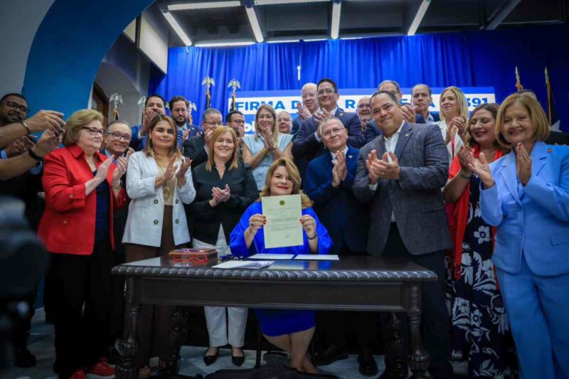 “Con esta firma, cumplimos con el compromiso de nuestro programa de Gobierno de priorizar la estadidad y honrar la voluntad de nuestra gente expresada en las urnas”, afirmó la gobernadora de Puerto Rico, Jenniffer González